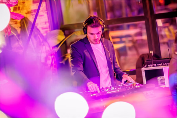 DJ Lars Woudenberg knalt in het Oranjepark!