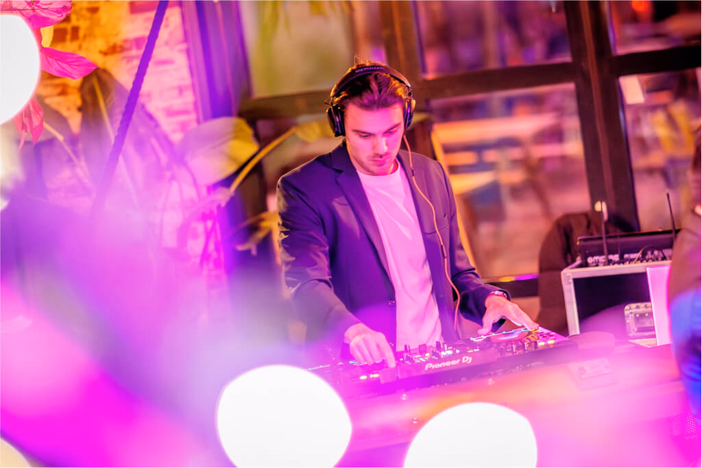 DJ Lars Woudenberg knalt in het Oranjepark!